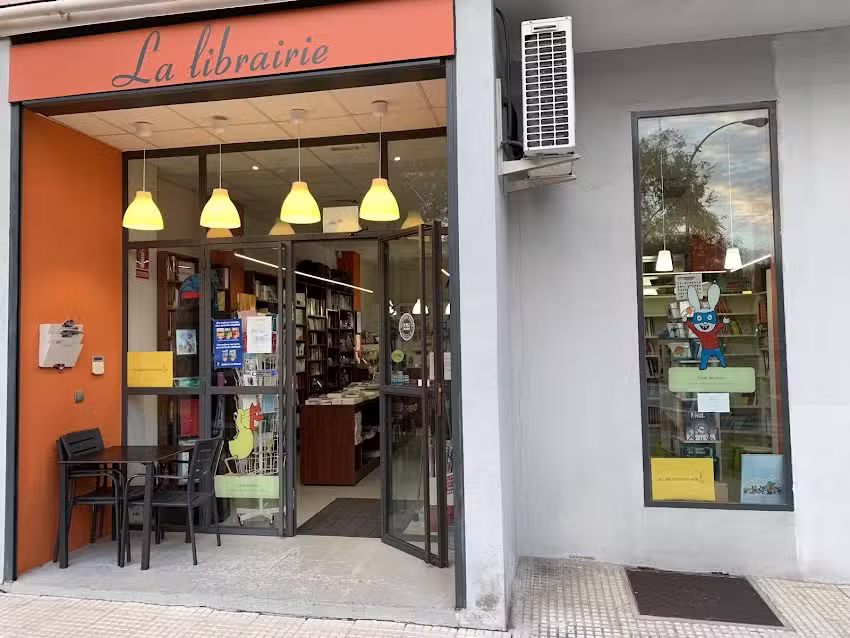 PAPELERÍA Y LIBRERÍA DE COLORES